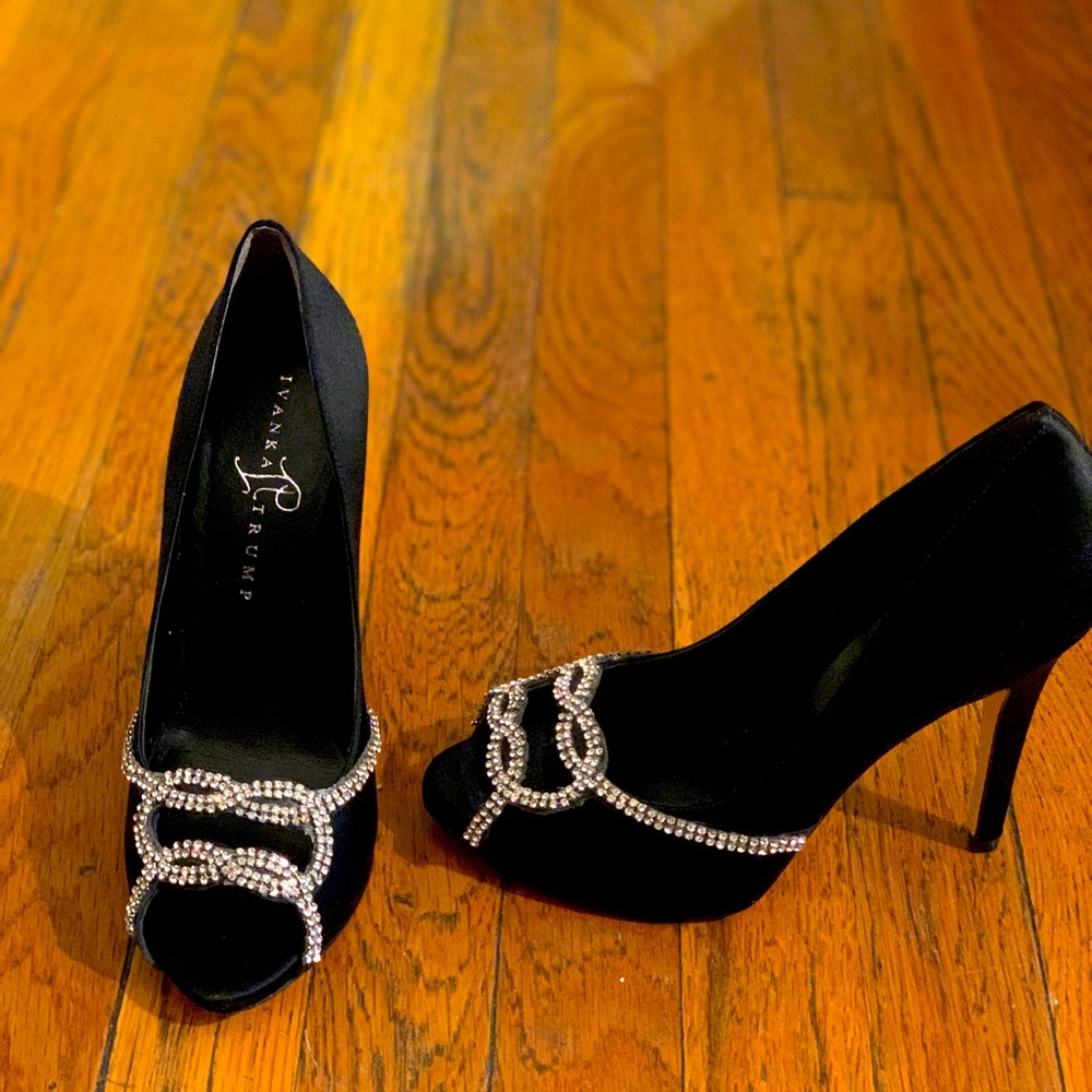 Ivanka Trump Itchelsee black Peep-toe high heels. Size: M